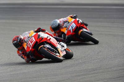 Marc Márquez y Alex Márquez durante las pruebas de pretemporada de MotoGP™ en Sepang, Malasia, el 8 de febrero de 2020.