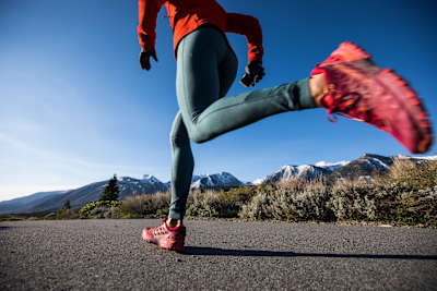 Teilnehmerin des Wings for Life World Run - App Runs in Mammoth Lakes, Kalifornien 2020.