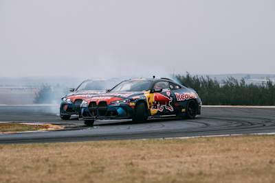 Elias y Johannes Hountondji en acción durante el rodaje de Giving It Gears en Johannesburgo, Sudáfrica, el 17 de septiembre de 2022.
