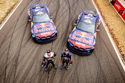 Elias y Johannes Hountondji posan para un retrato durante el rodaje de Giving It Gears en Johannesburgo, Sudáfrica, el 18 de septiembre de 2022.