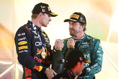 Câștigătorul cursei, Max Verstappen, și Fernando Alonso participă la conferința de presă de după GP-ul Bahrain pe Circuitul Internațional Bahrain pe 5 martie 2023. 