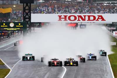 Max Verstappen a Charles Leclerc v súboji o prvú pozíciu na VC Japonska, 9. októbra 2022.