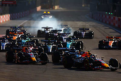 Meksikalı Sergio Pérez, 29 Nisan 2023 tarihinde Bakü, Azerbaycan'da Bakü City Circuit'teki Azerbaycan F1 Grand Prix'si öncesinde Sprint yarışına liderlik ediyor.