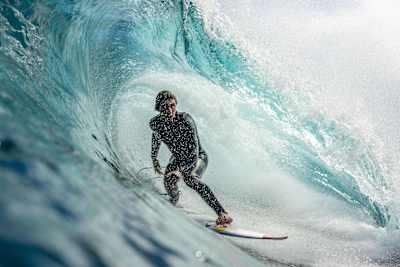 Griffin Colapinto surfe un tube à The Box en Australie occidentale.