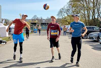 Jonatan Hellvig, Andreas Bergmark &amp; David Ahman uppträder i Wings For Life World Run App Run Event i Stockholm, Sverige den 7 maj 2023