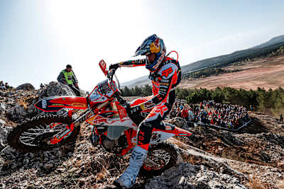 Manuel Lettenbichler durante la octava parada del Campeonato Mundial FIM Hard Enduro - 24MX Hixpania Hard Enduro - en Aguilar de Campoo, España el 9 de octubre de 2022. 