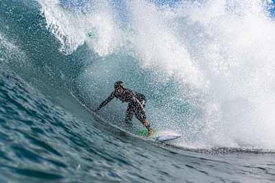 La surfeuse Molly Picklum prend une vague à The Box en Australie-Occidentale.
