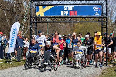 Deltagare uppträder i Wings For Life World Run App Run Event i Stockholm, Sverige den 7 maj 2023