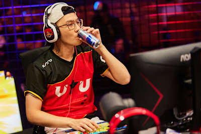 Li Wei 'Oil King' Lin compite en Street Fighter V en Red Bull Kumite, celebrada en el Octavius ​​Ballroom en Caesar's Palace en Las Vegas, NV, EE. UU. el 14 de noviembre de 2021.