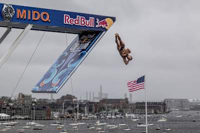 Romanya'dan Constantin Popovici, ABD'nin Boston kentinde düzenlenen Red Bull Cliff Diving Dünya Serisi'nin ilk durağının son yarışma gününde 27,5 metrelik platformdan dalış yaptı.  