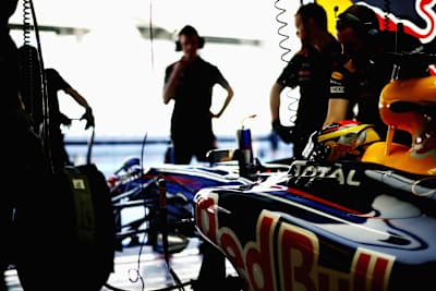 Red Bull Racing se prepara para conducir en la prueba de jóvenes pilotos de Fórmula 1, circuito de Yas Marina el 15 de noviembre de 2011 en Abu Dhabi, Emiratos Árabes Unidos.