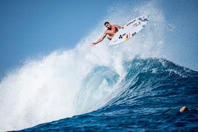  Leon Glatzer défie les vagues des îles Mentawai lors d'une session de surf en mai 2022. 