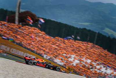 Max transita davanti ai suoi tifosi durante il GP d'Austria 2021