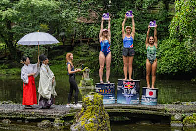 Ganadoras de la competición femenina en la parada de las Series Mundiales de Red Bull Cliff Diving en Takachiho, Japón, 2023. 