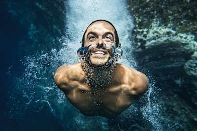 An image of cliff diver Orlando Duque underwater.