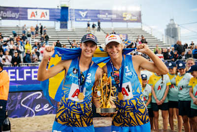 David Åhman och Jonatan Hellvig firar vid A1 CEV BeachVolley Nations Cup 2023 i Wien, Österrike, den 6 augusti 2023.