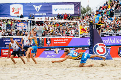 David Ahman och Jonatan Hellvig tävlar vid A1 CEV BeachVolley Nations Cup 2023 i Wien, Österrike den 6 augusti 2023