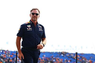 El director del equipo Red Bull Racing, Christian Horner, observa en el Paddock durante los entrenamientos del GP de F1 en el Circuito de Zandvoort el 25 de agosto de 2023 en Zandvoort, Países Bajos. 