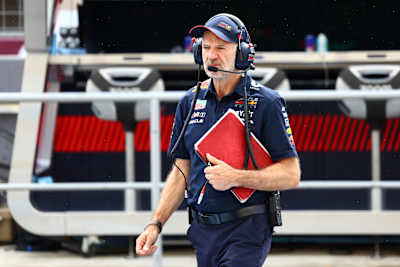 Ο Adrian Newey παρακολουθεί από το pitwall κατά τη διάρκεια των δοκιμαστικών πριν από το F1 Grand Prix της Ουγγαρίας στο Hungaroring στις 21 Ιουλίου 2023 στη Βουδαπέστη της Ουγγαρίας. 