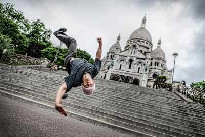 Der kanadische B-Boy Phil Wizard performt am 9. August 2023 während des Red Bull BC One All Stars Take-Overs in Paris, Frankreich, vor dem Sacre Coeur.