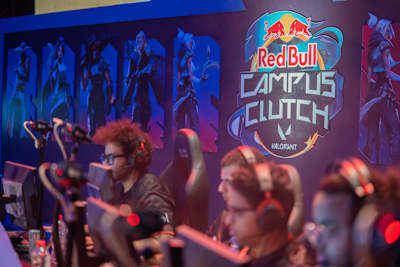 Des participants du tournoi Red Bull Campus Clutch 2022 sur Valorant au Caire, en décembre 2022.