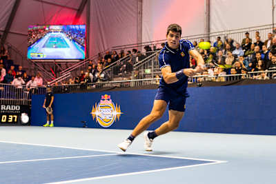 Carlos Alcaraz se produit lors d'un match de tennis du Red Bull BassLine 2021 à Vienne, en Autriche.