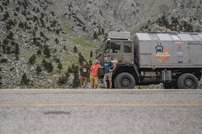 Die Kletterprofis Stefan Glowacz, Josef Pfnür und Christian Schlessener stehen wärend der Walls on Silk Road Expedition in der Türkei für ein Foto bereit.
