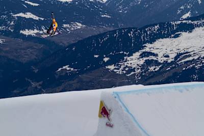 Le snowbordeur slovène Tim-Kevin Ravnjak s'envole lors d'une session de snowboard dans un snowpark.