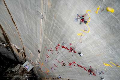 Sascha Lehman and Andrea Kümin scale the Verzasca Dam during Red Bull Dual Ascent 2023