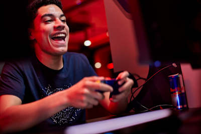 Levi De Weerd plays EA Sports FC at an event in Alkmaar, Netherlands.