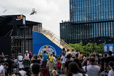 Diego Caverzasi in azione al Red Bull Roof Ride a Katowice, in Polonia, nel 2023