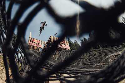 Eleonora Farina in Aktion beim UCI DH World Cup in Lenzerheide, Schweiz, im Jahr 2022.