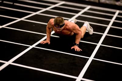 Jake Dearden en los burpee broad jumps en HYROX