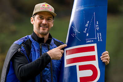 ペーター・ザルツマンとウィングスーツ・フォイル