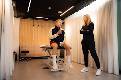 Xaver Schlager bei der Physio im Wiederaufbautraining