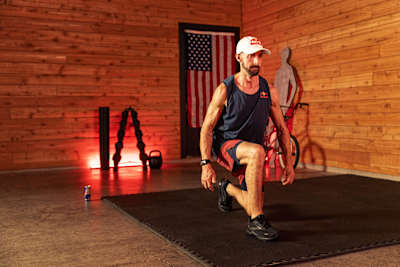 Terry Adams se ejercita en el gimnasio de su casa en Hammond, LA, EEUU, el 5 de marzo de 2024. 