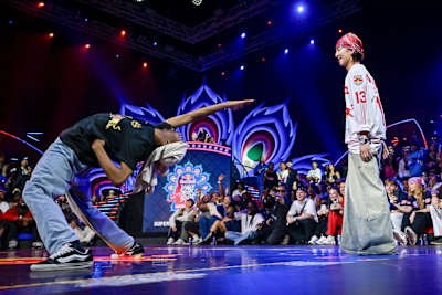 Francúz Rubix bojuje proti Japoncovi D.Sorakimu počas svetového finále Red Bull Dance Your Style na štadióne NSCI v indickom Bombaji 9. novembra 2024. 