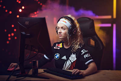 Esports-Profi Michaela "Mimi" Lintrup von G2 Gozen bei einem Fotoshooting in Odense, Dänemark, im Mai 2022.