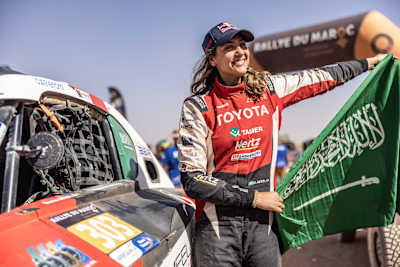 Dania Akeel slaví v cíli Rally Du Maroc 2024.