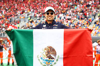 Sergio Perez pozuje do zdjęcia z flagą Meksyku przed Grand Prix Meksyku F1 na Autodromo Hermanos Rodriguez 27 października 2024 r.