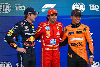 Carlos Sainz en la pole position, Max Verstappen y Lando Norris en posan para una foto en el parque cerrado durante la calificación antes del GP de F1 de México, el 26 de octubre de 2024.