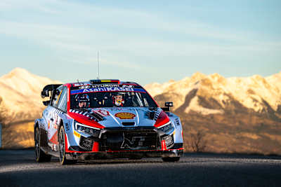 Thierry Neuville (BEL) und Martijn Wydaeghe (BEL) vom Team HYUNDAI SHELL MOBIS WORLD RALLY TEAM sind während der Rallye-Weltmeisterschaft Monte-Carlo in Gap, Frankreich am 24. Januar 2024 zu sehen