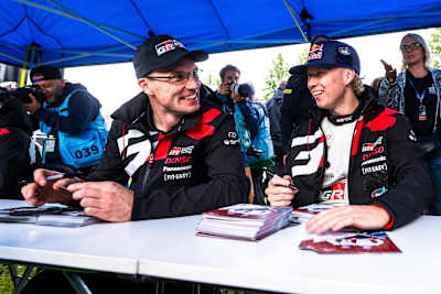 Jari-Matti Latvala y Kalle Rovanperä (FIN) del equipo TOYOTA GAZOO RACING WRT durante el Campeonato del Mundo de Rallyes de Finlandia en Jyvasküla, Finlandia, el 31 de julio. 2024