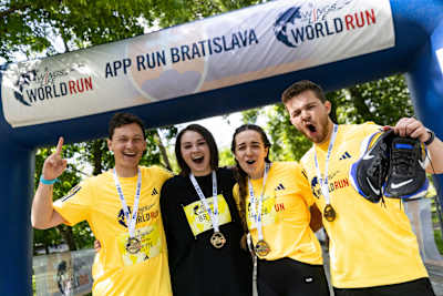 V roku 2024 sa nadšení účastníci tešia z medailí po podujatí Wings for Life World Run App Run v Bratislave na Slovensku.