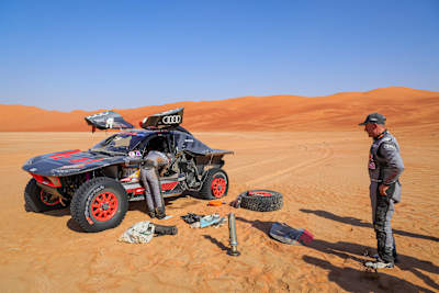 En el Rally Dakar 2024, Stéphane Peterhansel y Edouard Boulanger del Equipo Audi Sport tuvieron problemas mecánicos con su Audi RS Q e-tron E2 durante la Etapa 6 alrededor de Subaytah, Arabia Saudí.
