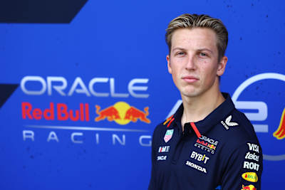 Liam Lawson, da Nova Zelândia e da Oracle Red Bull Racing, observa o Paddock antes do Grande Prêmio de F1 da Arábia Saudita