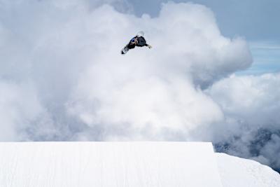 Im Jahr 2024 fliegt Anna Gasser durch den wolkenverhangenen Himmel in Saas-Fee.