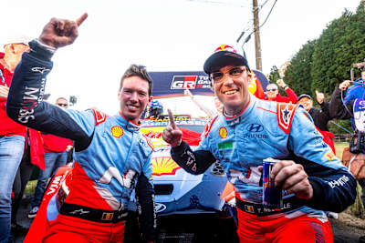 Thierry Neuville und Martijn Wydaeghe vor ihrem Boliden, der sie zum Sieg des WM-Titels der WRC 2024 geführt hat.