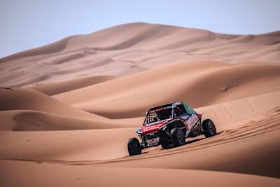 Dania Akeel und Stephane Duple fahren auf der zweiten Etappe der Rallye Dakar 2024 von Al Henakiyah nach Al Duwadimi, Saudi-Arabien, am 7. Januar 2024.