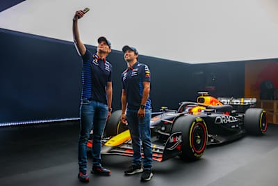 Max y Checo junto a su nuevo RB20